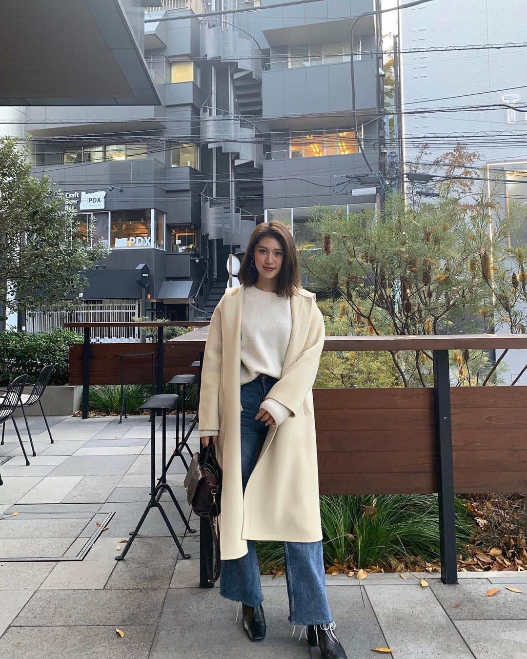 藤原菜摘さんのインスタグラム写真 - (藤原菜摘Instagram)「simple🧥🤍 @stunninglure のコートは軽いのに暖かいから きっと何年も重宝するでしょう。」12月7日 18時28分 - natsumi_fujiwara