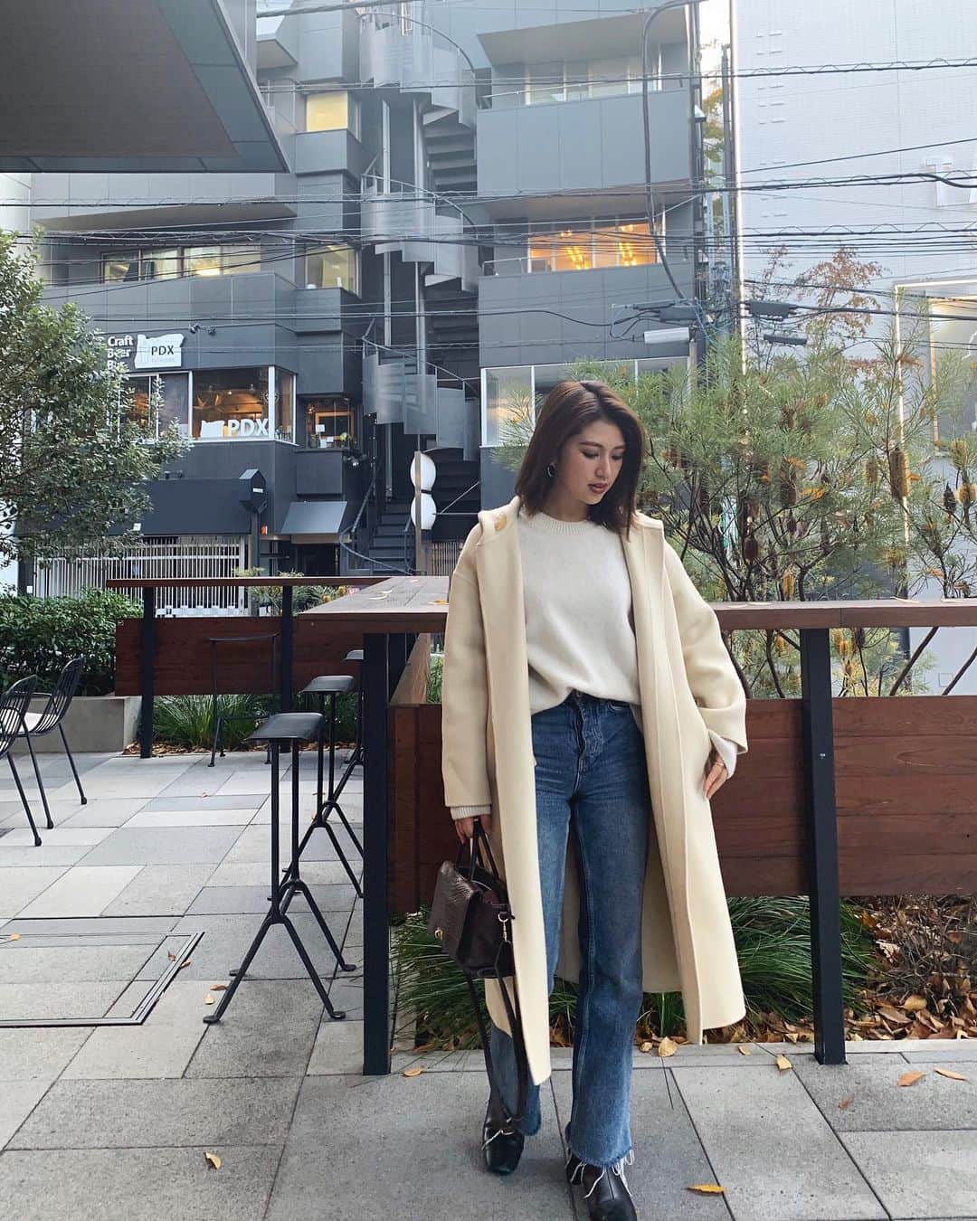 藤原菜摘さんのインスタグラム写真 - (藤原菜摘Instagram)「simple🧥🤍 @stunninglure のコートは軽いのに暖かいから きっと何年も重宝するでしょう。」12月7日 18時28分 - natsumi_fujiwara