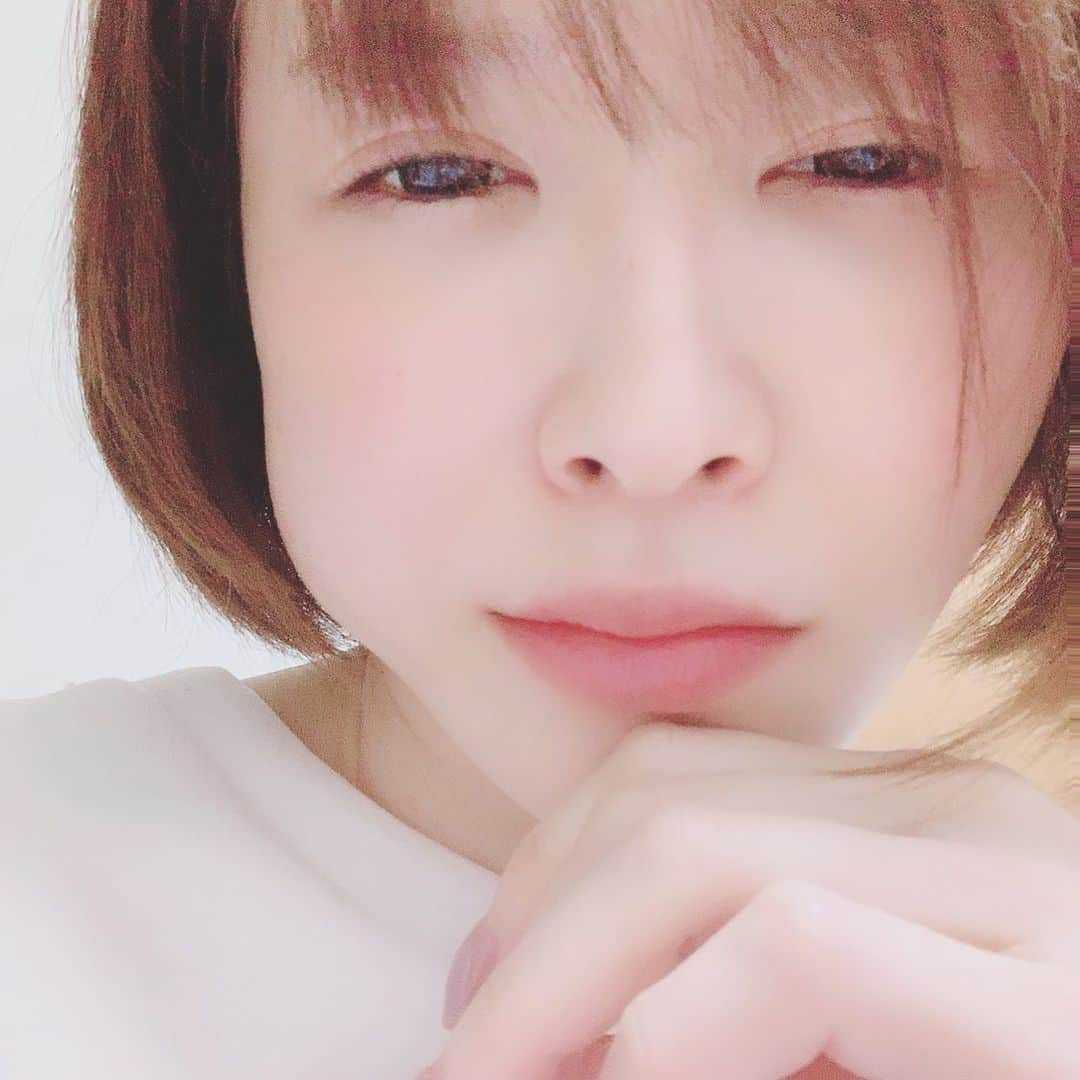 手島優さんのインスタグラム写真 - (手島優Instagram)「・ 最近歯がずっと痛かったので歯医者さんに行ったら、親知らずのせいでした。  即抜いてもらったけど…まぁ腫れるよね🦷  だって、、親指くらいバカデカい歯が抜けたんですもの。  あんなに育てた私の口内もすごいよ。  いや。先生ありがとうございました！  抜歯中は全く痛みなし。やはり先生って凄すぎる。そして優しい。キュンです❤︎  はい。そんな感じで、歯の痛みの原因とおさらばした私は元気です！  ・  止血のためにガーゼ噛んでるから余計に腫れて見えるのもあるけど、、 大丈夫よ。  こんなに顔腫れることもなかなか無いから記念に撮っておく🤳  #親知らず　#歯　#おおきさにびっくり  #痛みが出てきたから　#笑えない #痛み止め　#飲む」12月7日 18時28分 - tejimayuu0827