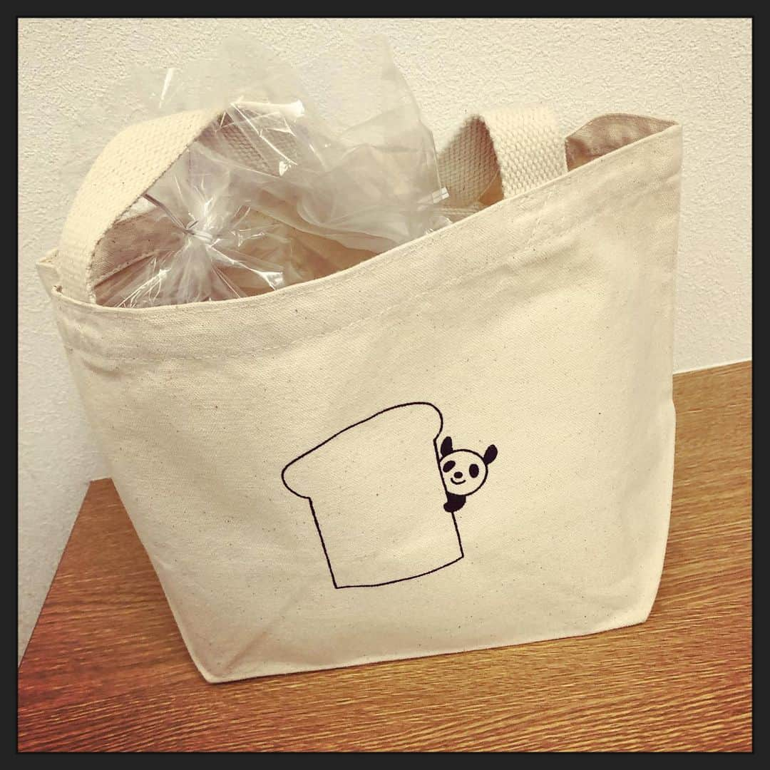 純名里沙さんのインスタグラム写真 - (純名里沙Instagram)「いつだったか、ライブでいただいたプレゼント🎁の中に入っていたパンダのパン入れ🐼✨ ・ 今日、それを持ってパン屋さんに行き、パン屋のお姉さんがお入れしましょうか。と言って下さったのでお渡ししたら、満面の笑みでパン袋に入れて渡してくださった😊🍞✨ ・ 何だか、嬉しいひとときになりました。ありがとうございました☺️ ・ #パン入れ #パンダのパン入れ #かわいい😍」12月7日 18時29分 - risajunna3158