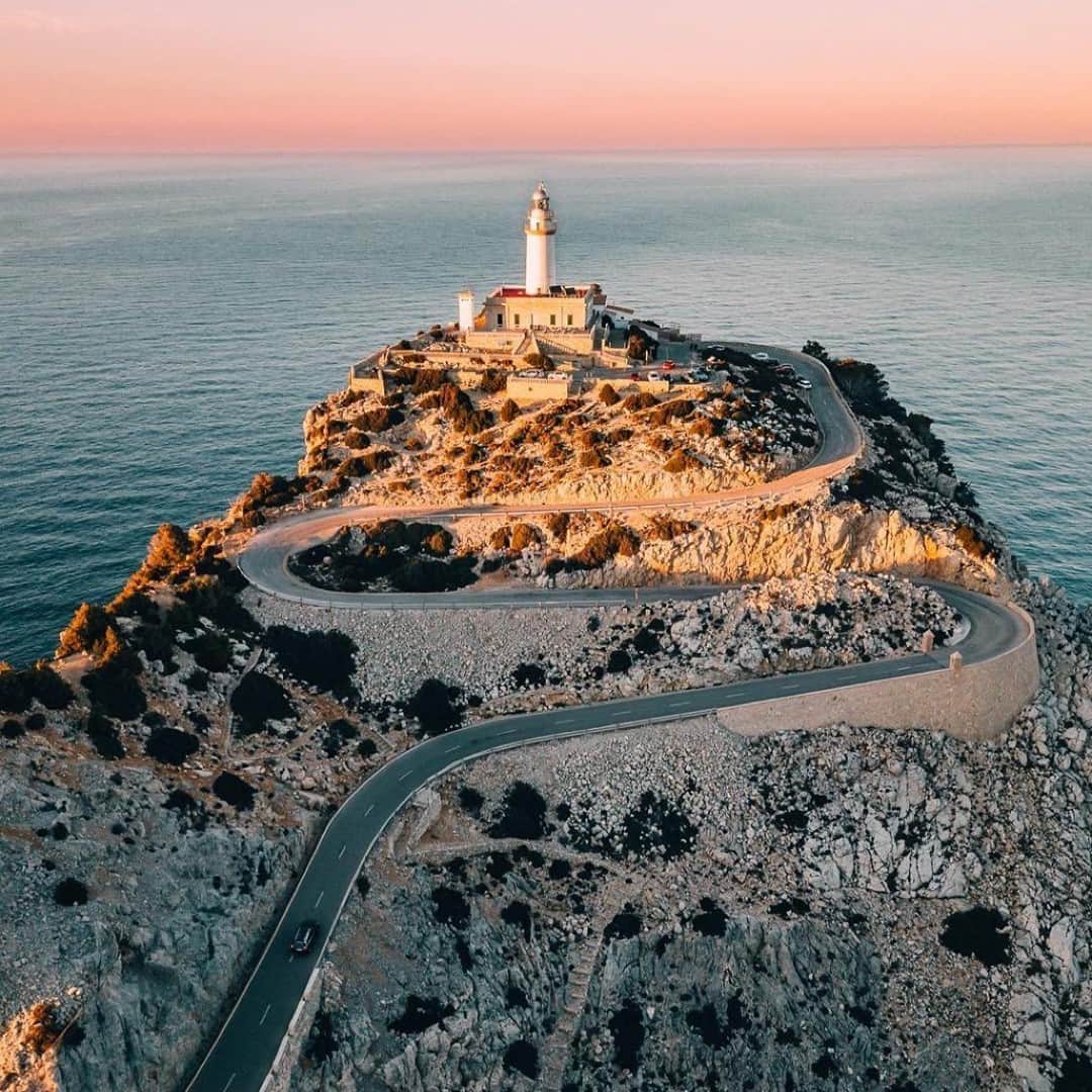 エールフランスのインスタグラム：「Niché au sommet de la falaise, le phare de Formentor veille sur l’île de Majorque. Aujourd'hui @wonguy974 nous fait voyager aux Baléares.   Nestled at the top of the cliff, the Formentor lighthouse watches over the island of Mallorca.  #AirFrance #EnvieDailleurs #wanderlust #travel #views #spain #mallorca」