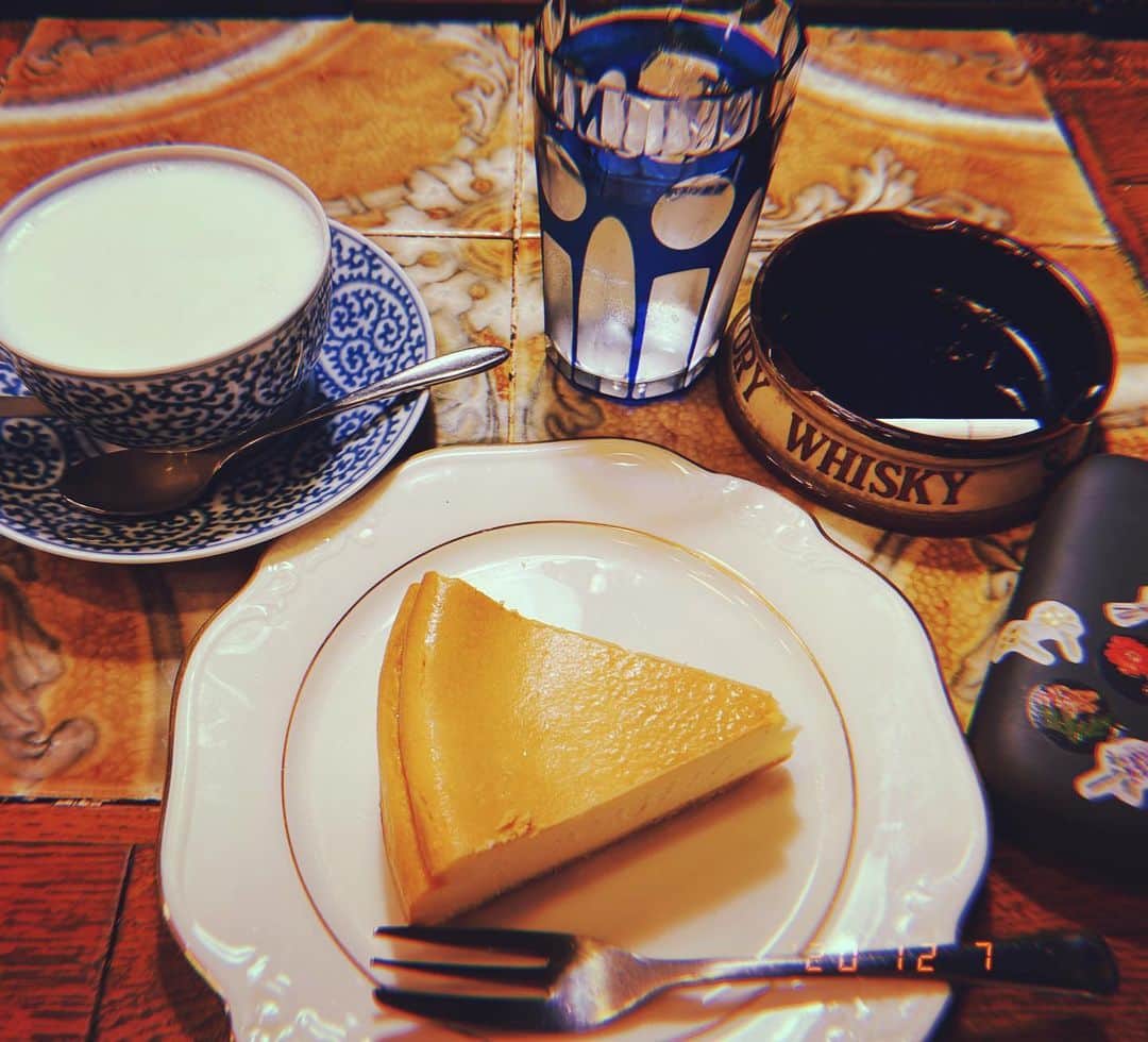 西田さおりのインスタグラム：「山梨でのお仕事終わりに 純喫茶。 冬はホットミルクだよね。 . . #山梨 #六曜館珈琲店 #純喫茶 #世間知らズ」