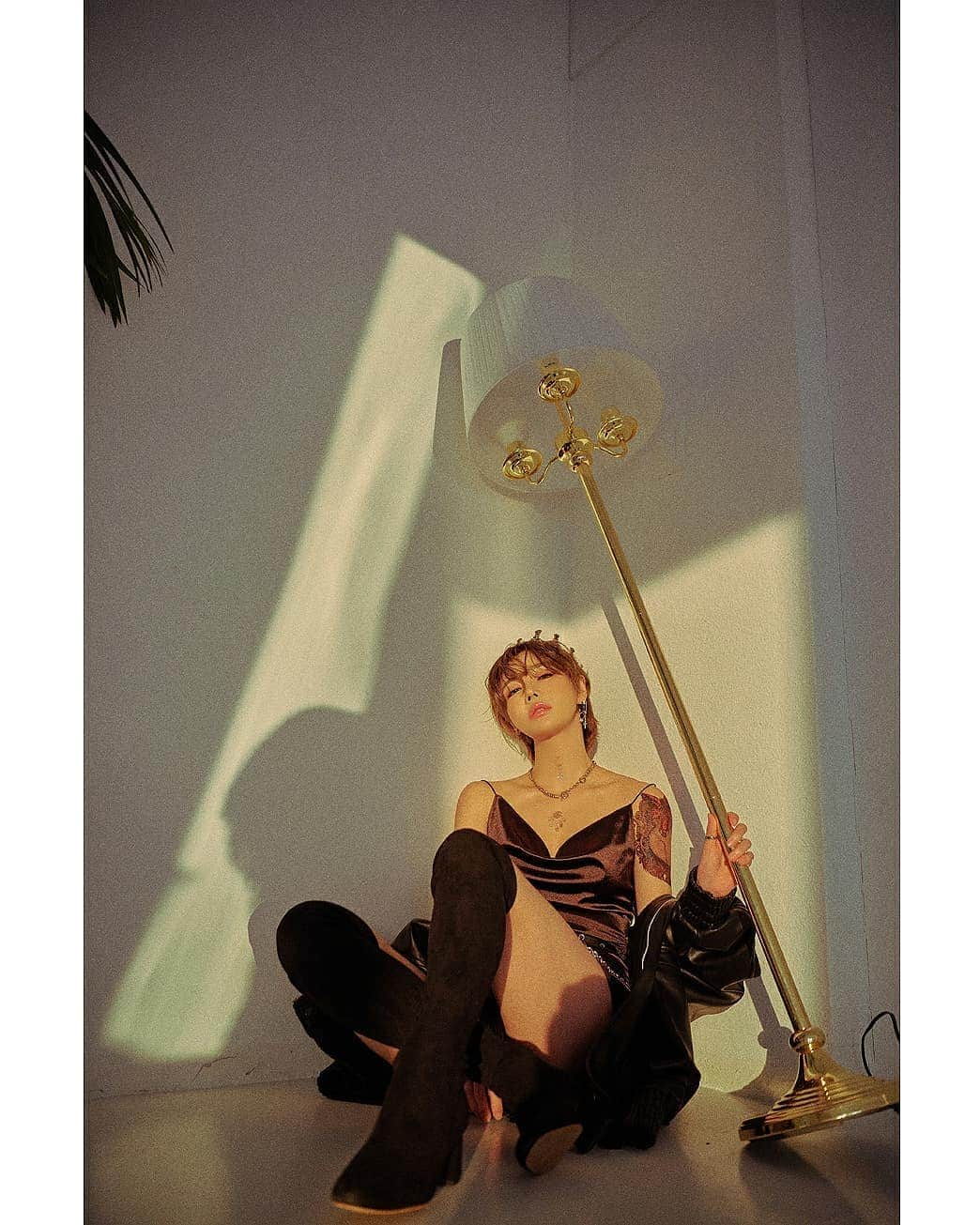 Han Ga Eunさんのインスタグラム写真 - (Han Ga EunInstagram)「👑 . . Photo @circusbear_z   . . #black #photography #Model #koreanmodel #stuido」12月7日 18時32分 - gaeungbebe