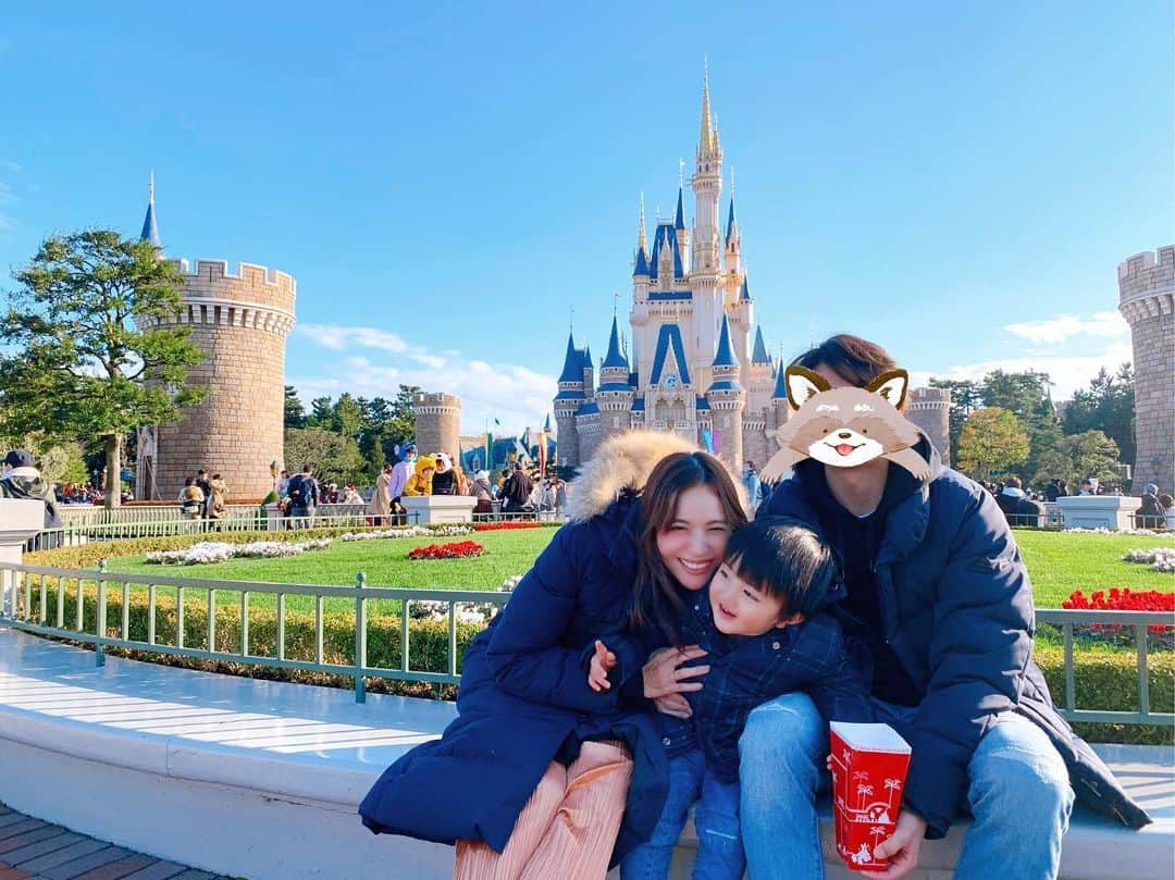 のインスタグラム：「. . 家族写真も。 . 2枚目の 知らぬ間に撮られていた 夫との後ろ姿。 夫婦だなぁと改めて思いました。笑 . . おまけのモグモグ写真たち。 . . あ〜子供たちが 本当に癒しだ。 . . #ディズニー#ディズニーランド#disneyland」