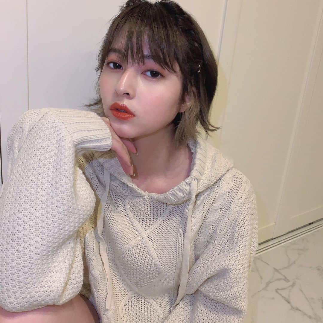 えなちぃのインスタグラム：「【奥二重オレンジメイク🍊】 . ①薄いベージュを瞼全体に😙 ②瞼全体に！下瞼にも同じ色 Celvoke→二重幅に✨ . ハイライト→Tゾーンに！ . アイライン→インラインをしっかり描くことで、目がくっき🤔🤲🤛🏼👀 . まつ毛→バサバサにせずナチュラルに仕上げる✨ . リップ→このオレンジリップは少し、深みがあり 人を選ばないオレンジリップ🍊」