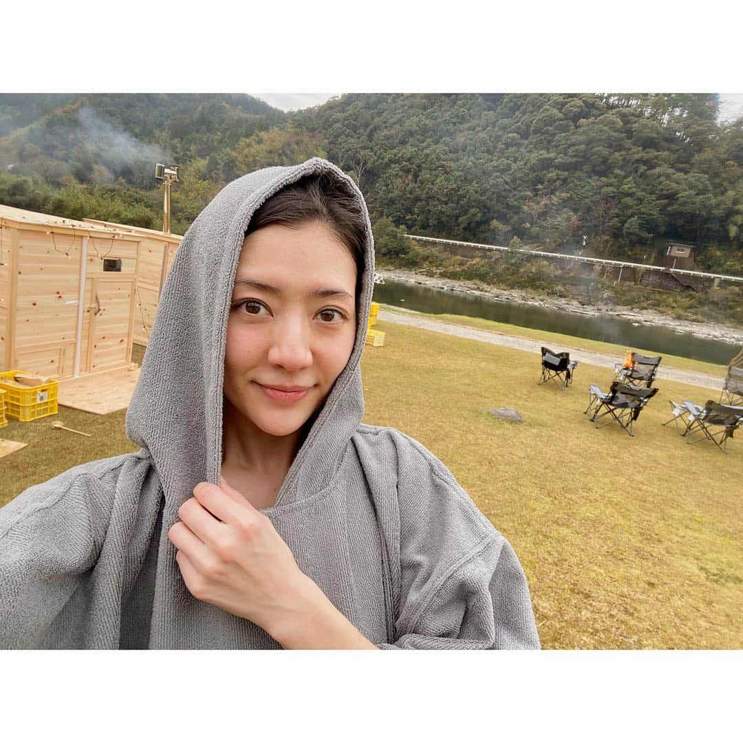 中田奈沙さんのインスタグラム写真 - (中田奈沙Instagram)「Early morning☀️ 日の出前に真っ暗な中、夜逃げのようにw向かった朝ウナ。 朝霧も美しい。 サウナイベントの詳細は私のIGのプロフィールのリンクから。  私のお仕事の場に前々から計画して @akikogt1127 と @akochop が来てくれました🥺❤️ . #四万十川アウトドアサウナ #shimantooutdoorsauna  #奈沙旅in高知 #奈沙旅in四万十町  #sauna #saunner #me #shimanto #kochi #shimantotown #shimantoriver #outdoorsauna #bonfire #morning #outdoor  #サウナ #サウナー #中田奈沙 #高知 #四万十 #四万十川 #四万十町 #アウトドア #アウトドアサウナ #四万十檜 #朝ウナ #早朝 #朝 #焚き火 #朝霧」12月7日 18時36分 - nasa_nakada