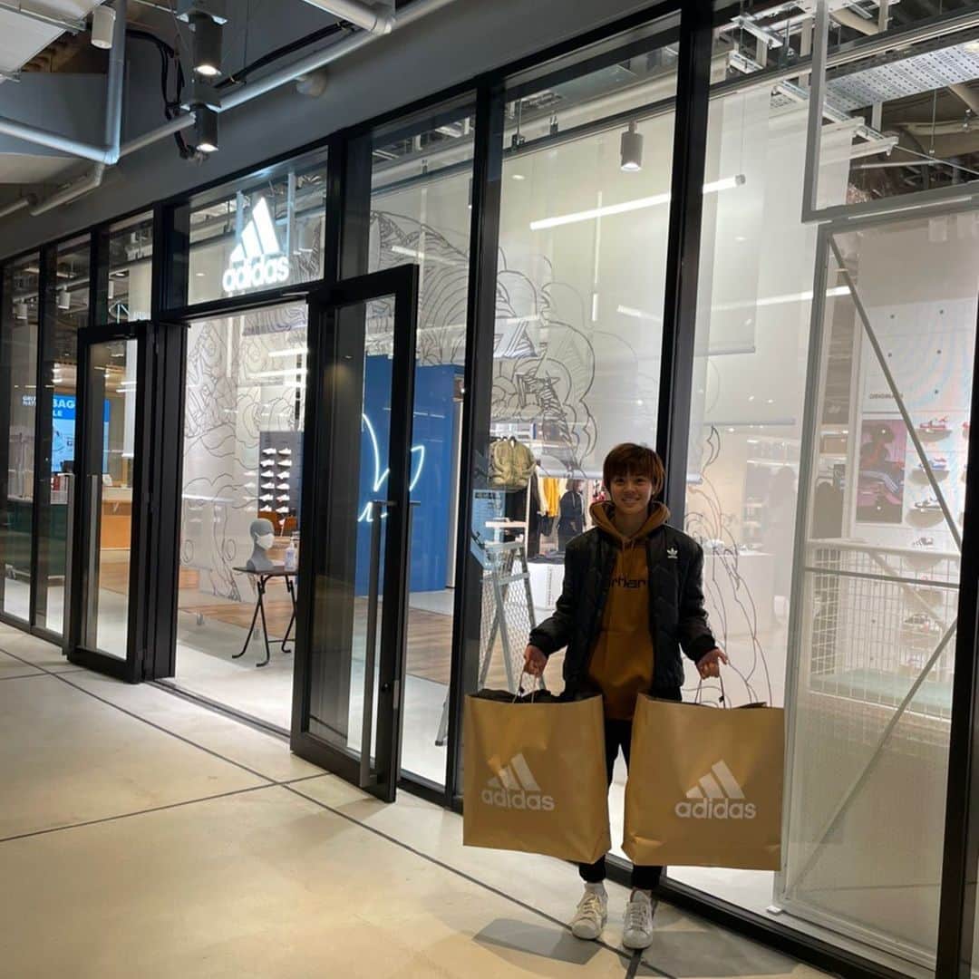 のインスタグラム：「渋谷の宮下パークにあるアディダスショップにおじゃましてきました👀 . いつもありがとうございます！ 新しくできたので皆さんも是非行ってみてください😊 . @adidastokyo  #宮下パーク #miyashitapark」