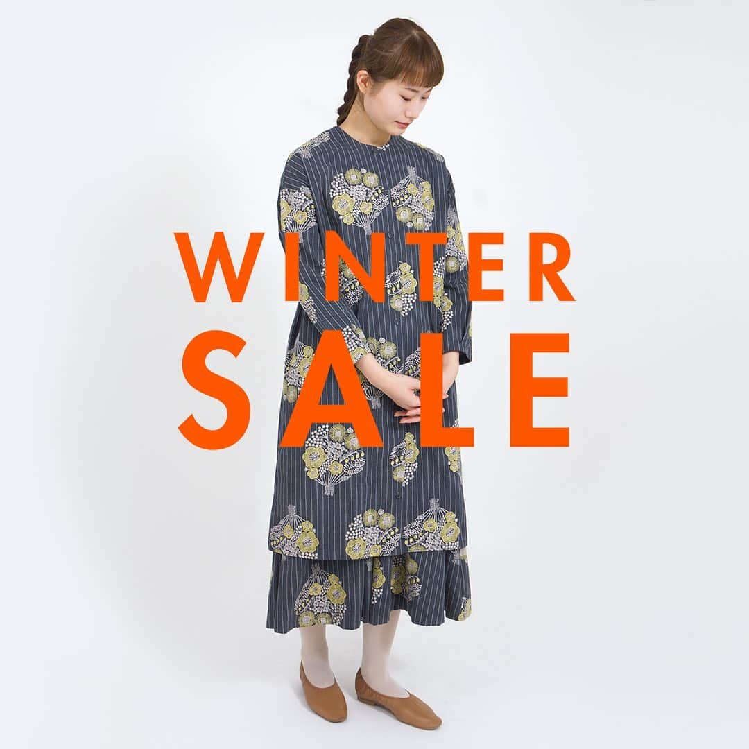 marbleSUD(マーブルシュッド) のインスタグラム：「今年のWINTER SALEはonline shop先行！12月11日(金)12:00スタートです！絶対にゲットしておきたいオススメアイテムの9コーデをご紹介☃️  コーデその⑤ ワンピ：20,636円(税込) スカート：17,710円(税込)」