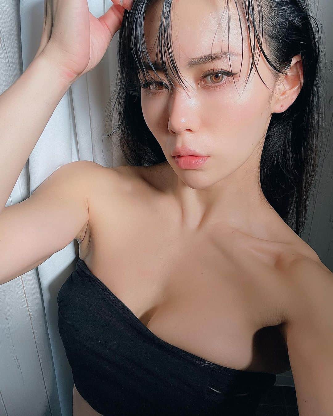 のインスタグラム：「・ 今日は本当に12月？？？ってくらい暖かかった〜！  今日は背中🔥🔥🔥 明日は脚🦵🦵🦵 年内の目標クリアに向けて頑張るぞ〜💪💪  #ifbb #fitness #健身 #健身女孩 #健美 #蜜桃臀 #健身女子 #健身健美 #健身教練 #健身日记 #lifestyle #motivation #sea #beach #bikini #gym #workout #sun #suntan #beachgirl #asiangirls #travelgirls」