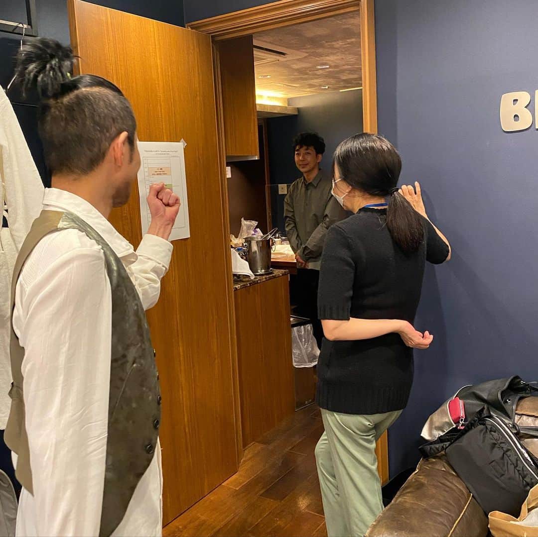久保田利伸のインスタグラム：「本番直前。 いつも、どんなSHOWでも、"Good show!!!" と皆で気合いを入れてステージに向かいます😎💨💨  #久保田利伸  #behindthescenes  #最後のカットはメンバー全員を見送る久保田 #いよいよ感満載  #衣装part1 #最後の最後までストレッチ」