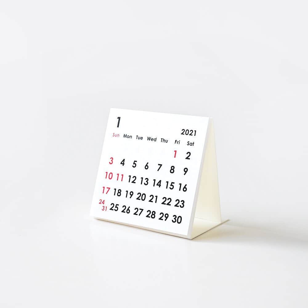 haconiwa / 箱庭のインスタグラム：「みなさん、来年のカレンダーはもう準備されましたか？﻿ ﻿ 篠原紙工の卓上カレンダーは、手のひらサイズでコンパクトな日付と曜日だけのシンプルなデザイン。﻿ ﻿ カレンダーを立たせる台紙は、製本会社ならではの精度の高い抜き加工とZの形で折る「Z折り」を用いた、紙加工へのこだわりが詰まった一品なんです。﻿ パタンと折りたたんでも、台紙の段差を感じさせないフラットな見た目になりますよ。﻿ ﻿ 現在オンラインストアにて予約販売受付中！﻿ 紙好きの方、ぜひチェックしてみてくださいね〜﻿ ﻿ https://factory4f.stores.jp/items/5fa4f7f5df51594a2dac03b7﻿ ﻿ #卓上カレンダー #Factory4F #カレンダー #2021年カレンダー #シンプル #コンパクト」