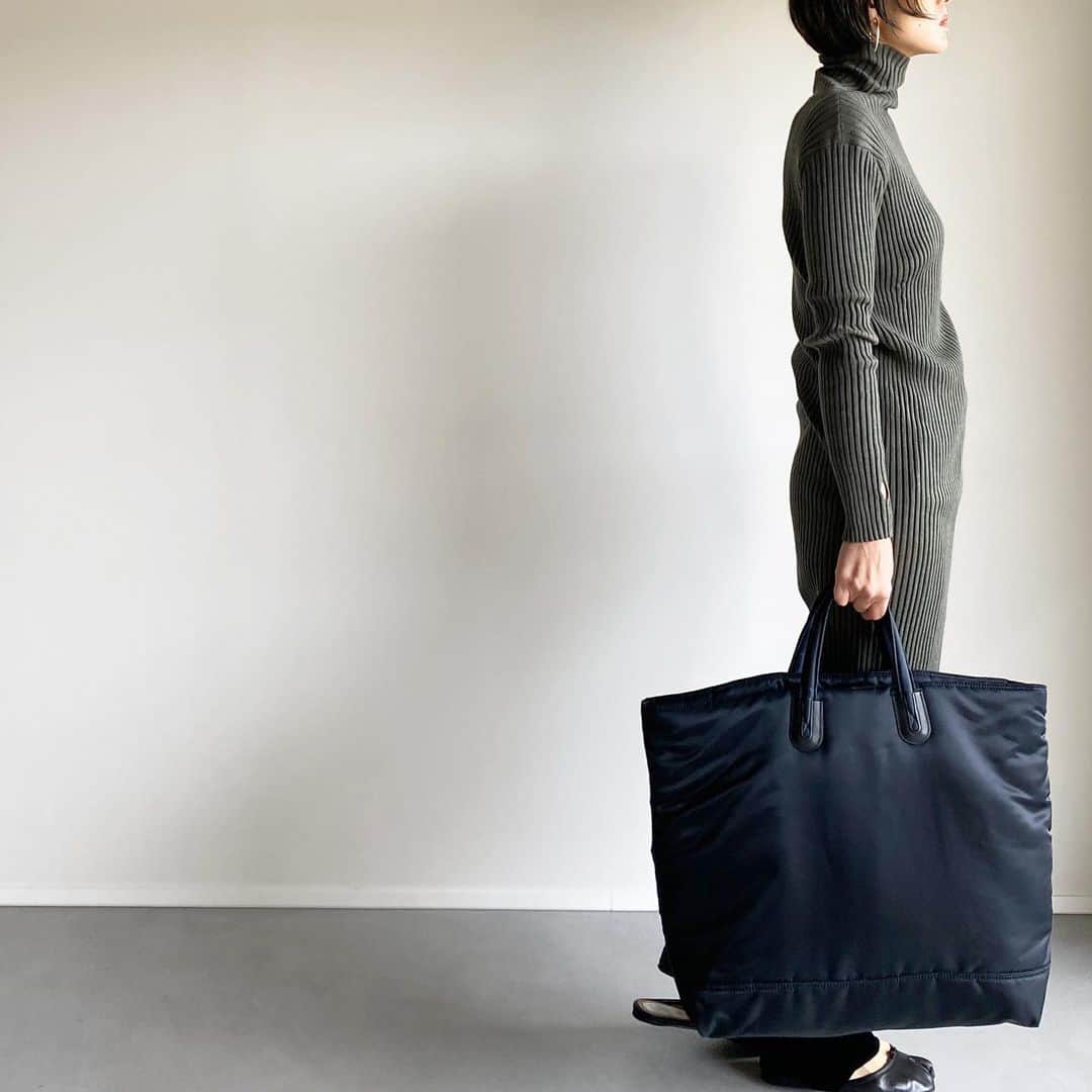坪田あさみのインスタグラム：「. メインでもサブでも使いやすい 丈夫で軽くて可愛いノマディスのバッグ。 多荷物派の方におすすめ😊 小旅行とかでも行けそう✨ . #bag#nomadis @escapers_online  #冬コーデ #デカバッグ #お腹ぽっこりは見逃して #アラフォー#アラサー#アラフォーコーデ #アラサーコーデ #お仕事コーデ #アラフォーol #アラサーol #あらふぃふ #アラフィー　#アラフィーコーデ #アラフィフコーデ#40代ファッション #40代コーデ　#30代ファッション　#30代コーデ　#50代ファッション#50代コーデ #大人コーデ #大人カジュアル」