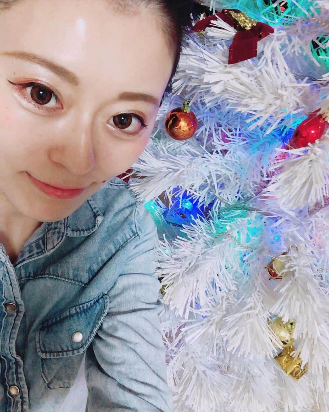 あやかたこやきのインスタグラム：「12月☃️ 写真は先月の半ば😂まだ途中段階のツリー🎄てっどもウキウキ🧸  あとご飯🍚  嫌なことが続いているねー、健康に生きていられるだけでとりあえず良いよね🙆‍♀️ 今年風邪も引かなければ微熱も出てない😂コロナ対策のおかげですね、  明日はご飯連れてってもらえるの😍嬉しみ‼️  #12月 #クリスマスツリー #テッド 🧸 やっぱり#グラコロ でしょ🍟 #お家ご飯 #肉じゃが #おでん いっぱい #ススキノ お酒飲むこと無さすぎて弱くなってそう😂#北新地 #ミナミ #錦 #新宿 #歌舞伎町 #銀座 #六本木 #国分町 #中洲 #ホステス #キャバクラ #キャバ嬢 #あやき #instagram #instagood #l4l」