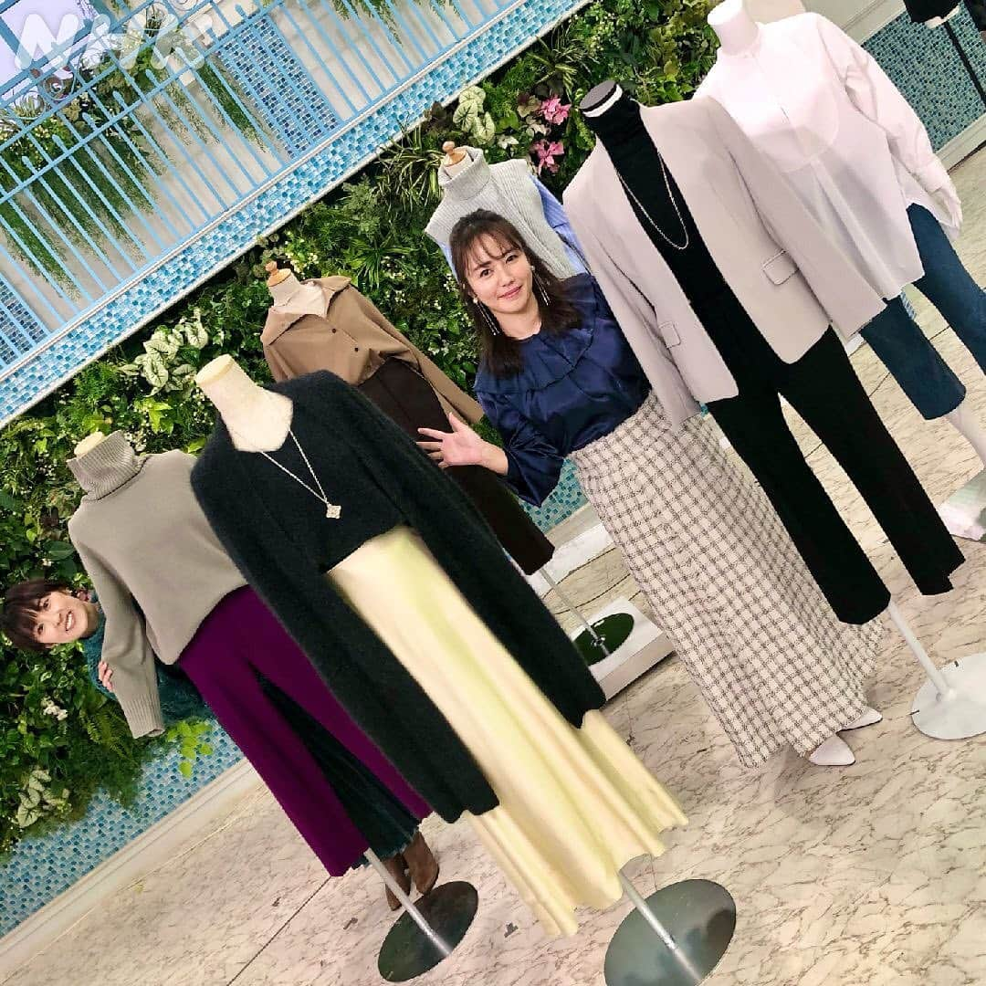 あさイチさんのインスタグラム写真 - (あさイチInstagram)「あなたのクローゼット、服は何着ありますか？ 👗👕👖👚🧥  クローゼットを改革して輝け自分！  40代女性に絶大な支持を誇る スタイリスト•大草直子さんと AKB48をはじめ芸能人を衣装で支える デザイナー•茅野しのぶさんに教えてもらった、 ステキなクローゼット作りのポイントは2枚目と3枚目 👉  ちなみに大草さんの本日のファッションポイントは、 「気分が落ち着くグレー」。 茅野さんは「体型に負けない柄と破れ具合」だそう。  #磯山さやか さん #スタイリスト #大草直子 さん #デザイナー #茅野しのぶ さん #クローゼット #ファッション  スタジオには#トルソー がいっぱい… #近江友里恵 アナ はどこにいるでしょう？#🔍 #nhk #あさイチ #8時15分から」12月7日 18時41分 - nhk_asaichi