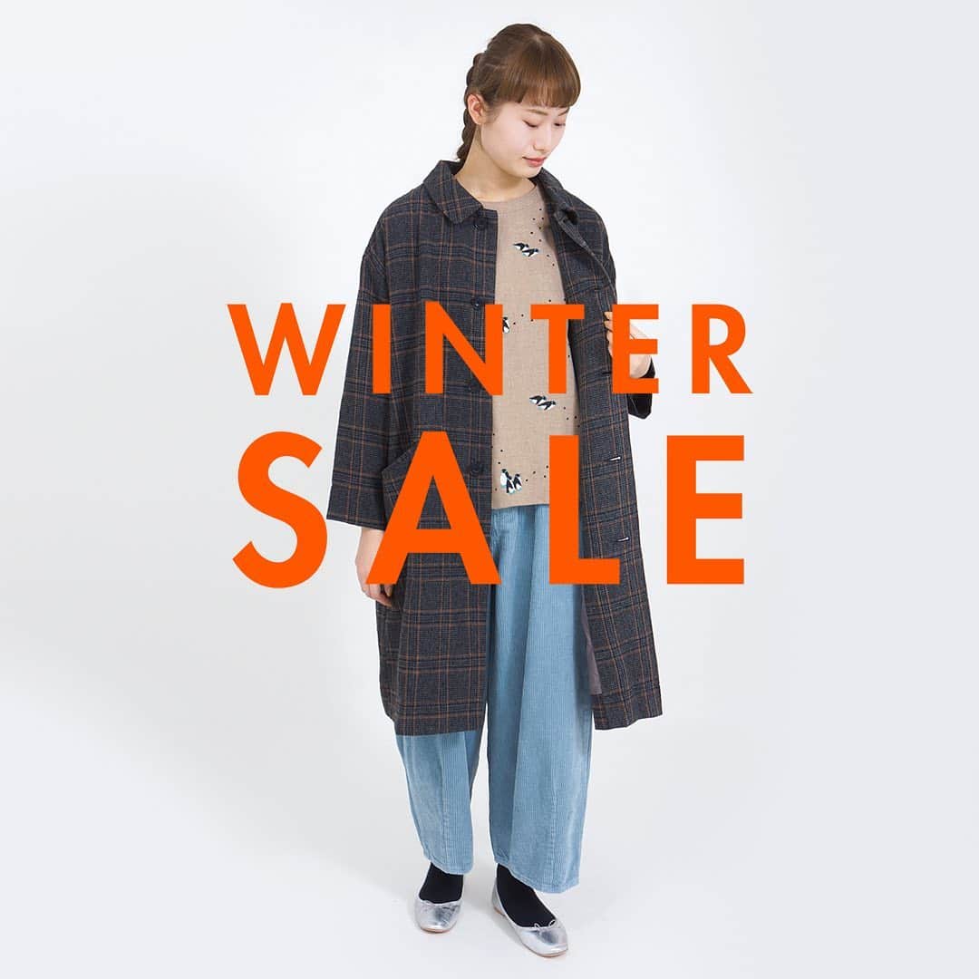 marbleSUD(マーブルシュッド) のインスタグラム：「今年のWINTER SALEはonline shop先行！12月11日(金)12:00スタートです！絶対にゲットしておきたいオススメアイテムの9コーデをご紹介☃️  コーデその③ アウター：21,560円(税込) トップス：13,860円(税込) パンツ：9,108円(税込)」