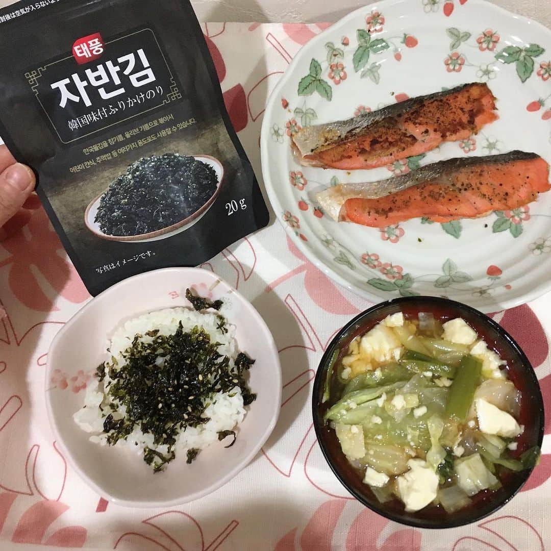 葵さんのインスタグラム写真 - (葵Instagram)「先日ソフトオープンで行きました、高座渋谷　パレッテで購入した鮭と韓国海苔とお野菜たちで今朝の朝食をいただきました♡ @palette_staff   先日のパン同様とても美味しかったです！！  パレッテは、お魚、お肉、野菜など どれも安くて数も豊富です。 安いのに品質も良く買い物が楽しくなります^ ^  また食料以外にもこちらの商品を販売しています。カルテックのパーソナル空間除菌脱臭機「MY AIR」です。  カルテック独自の光触媒技術で空気中の悪臭成分や有害物質、ウイルスなどを分解し、キレイな空気へと浄化します。  私も首から下げて使用しています。 これでウイルス対策しっかりしていこう♪  #パレッテ #スーパーマーケット #安い #カルテック #ScanandGo #PR#ウイルス対策#ディスカウントストア #高座渋谷#アプリ決済#時短買い物#非接触#買い物#アフターコロナ#コロナ対策」12月7日 18時41分 - dolphin_coconut
