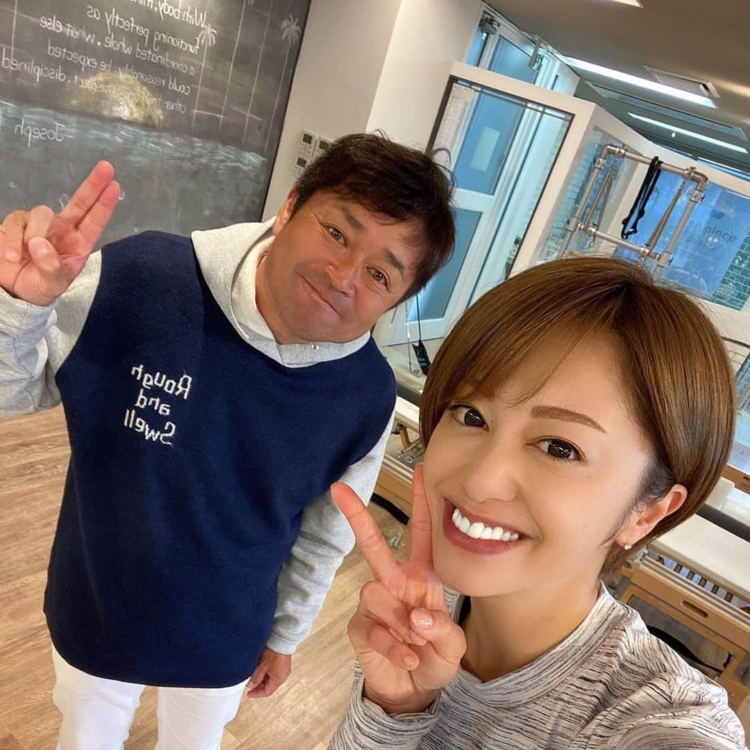 横田真一のインスタグラム：「ゴルフに特化したピラティス教えて頂きました  左の肩甲骨の動きでインパクトゾーンが長くなる 地面反力に直結 パッティングの右プッシュも治る 距離も伸びる 面倒くさがらず後半まで見て欲しいです #横田真一チャンネル　配信中 #zenplace #麻布十番 #ピラティス  #ヨコタゴルフベース #ゴルフスクール #ゴルフスイング#ゴルフ#ゴルフ女子#ゴルフウェア#ゴルフ男子#広尾ゴルフレッスン#検証シリーズ#トラックマン#ゴルフマニア#ゴルフ上達#ツアープロ#技#ゴルフ #グルメ#男子ゴルフ#男子ツアー#pga#ゴルフレッスン#横田真一」