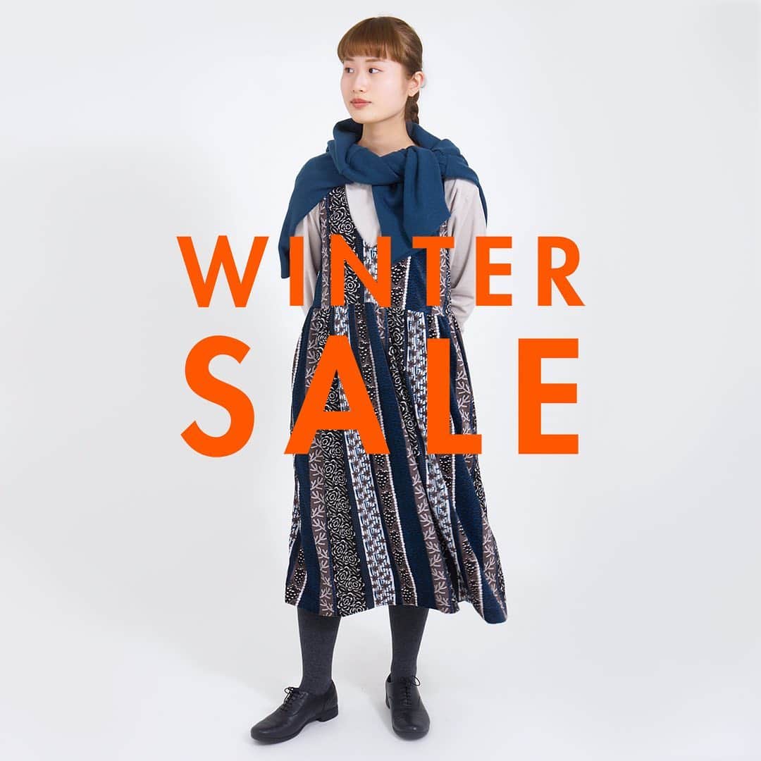 marbleSUD(マーブルシュッド) のインスタグラム：「今年のWINTER SALEはonline shop先行！12月11日(金)12:00スタートです！絶対にゲットしておきたいオススメアイテムの9コーデをご紹介☃️  コーデその⑦ 肩のトップス：5,808円(税込) カットソー：3,960円(税込) ワンピ：12,936円(税込)」