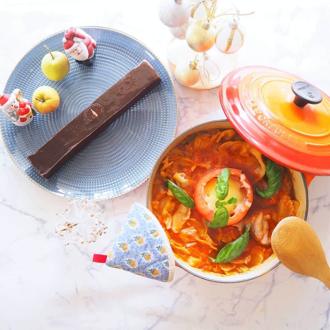 Kuboi Ayumiさんのインスタグラム写真 - (Kuboi AyumiInstagram)「毎日寒い日が続いているので、食べたくなるのがお鍋。 今日はトマトをたっぷり使った丸ごとトマト鍋を作ってみました。  あたたかいトマト鍋で身体を温めたあとは 日本酒テリーヌショコラ（@sweets_pro_goyofoods）でデザートタイム。  日本酒のキレの良さを感じる、芳醇な大人のショコラです。 小麦粉は一切使わずに、こだわり抜いたダークチョコがたっぷり使われている 贅沢なケーキなんです。 一口食べると濃厚なチョコと日本酒の風味がふわっと。 コーヒーや紅茶に合わせても、お酒と一緒にでも。  ちなみに、日本酒は165年の歴史を誇る白糸酒造が手掛ける糸島産山田錦100％“白糸70”が使われています。 スイーツ好きな方、お酒好きな方へのギフトにもおすすめですよ。  ちなみに、トマト鍋はOisix（@oisix ）のミールキットで作りました。 本当に手軽で時短料理が作れるので、助かっています。  #おうち時間 #おうちカフェ #おうちじかん #日本酒テリーヌショコラ #お取り寄せスイーツ #通販スイーツ #五洋食品産業 #贈り物 #チョコレート #pr#手土産スイーツ#お取り寄せ #お取り寄せグルメ #ご褒美スイーツ #日本酒スイーツ﻿ #スイーツ好きな人と繋がりたい」12月7日 18時47分 - himekagami