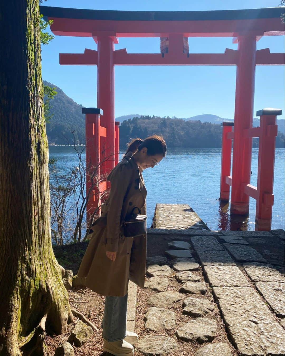 小澤名代さんのインスタグラム写真 - (小澤名代Instagram)「青空と芦ノ湖がキラキラみえる私のパワースポット。 空気が澄んでていつも元気をもらえる箱根神社に参拝に行きました。  Blairを始めてから家族や自分のことだけでなく、スタッフや仕事の商売繁盛、安産祈願、厄除け、開運とお願い事が多すぎて、神様に欲張りだと思われないか心配です。笑  その後は、いつもセットで有田焼の食器でたべる創作フレンチ〝草庵〟で食事を♡ 箱根の紅葉を感じながら仲良いお友達と食べるご飯は最高に美味しくて至福の時間✨  今年もあと少し、やり残したことがないよう1日1日を大切に過ごしたいです。  #箱根 #箱根神社  #パワースポット #芦ノ湖 #九頭龍神社  #コーディネート #コーデ #箱根グルメ  #創作フレンチ #草庵 #有田焼 #女子旅」12月7日 18時50分 - ozawanayo