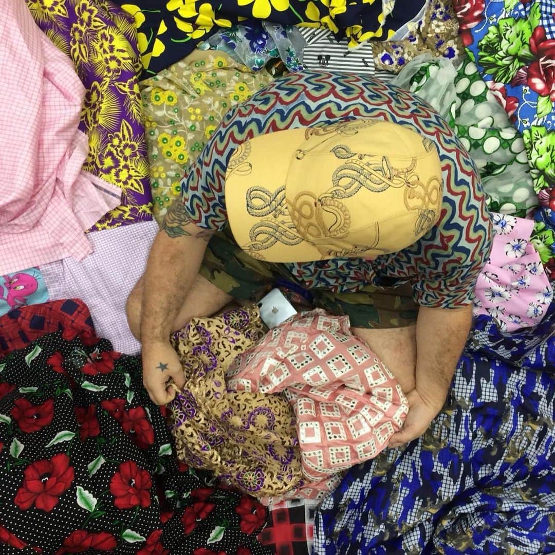 ジャンポールレスパナールのインスタグラム：「. Great memories of my floor cushion production in Bombay. ♥️」