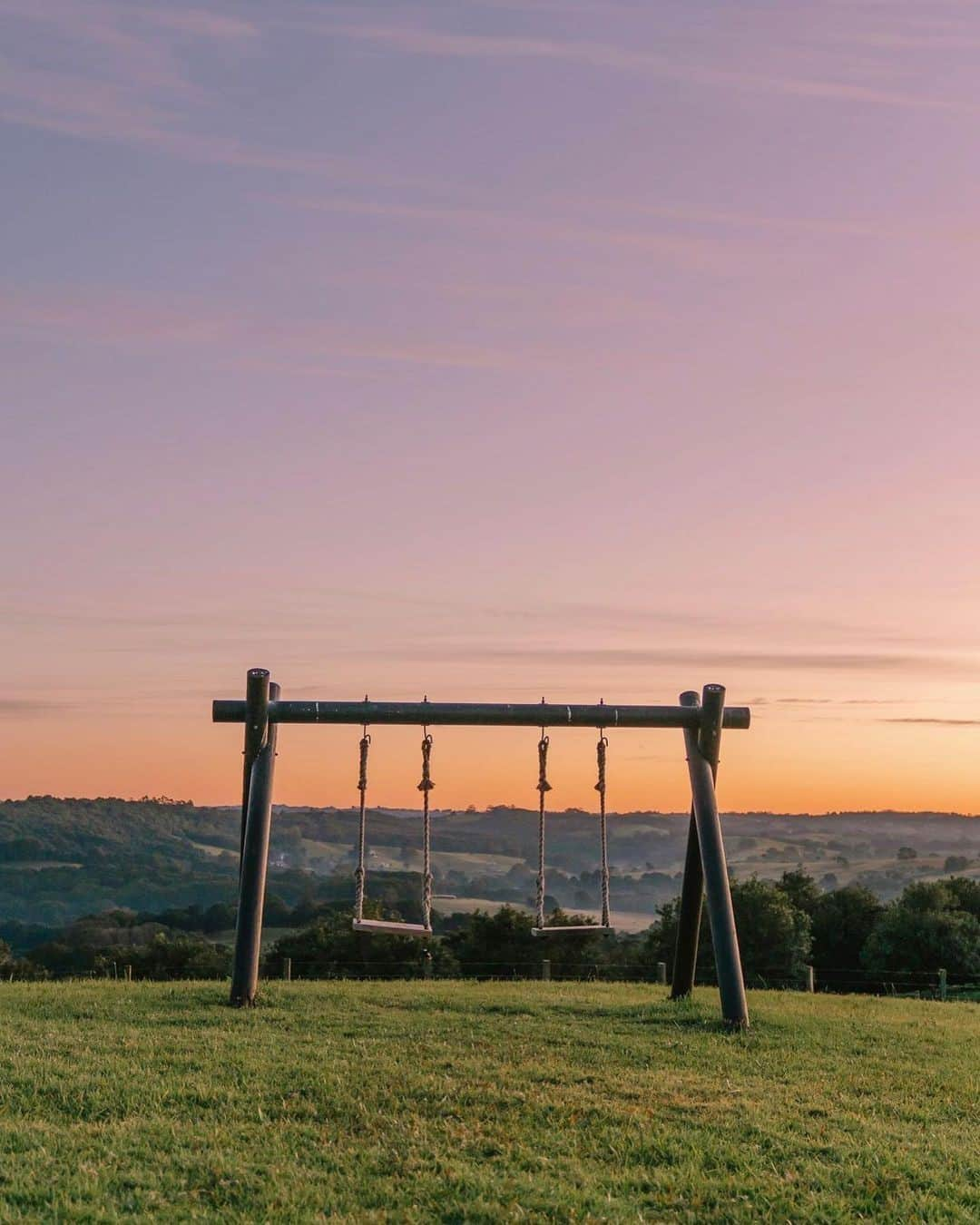 Australiaさんのインスタグラム写真 - (AustraliaInstagram)「“When the sky turns pink, it’s time for a drink.” 🥂 We agree wholeheartedly @templefarmhouse_byron, and what a beautiful spot for a sundowner 🙌 This idyllic accommodation sits on 75 acres in the rolling hills of the #ByronBayHinterland in @visitnsw. While the beach may draw a crowd in Byron, the Hinterland, filled with lush rainforest and quaint historic towns, offers a tranquil escape. Take a drive through the scenic backroads, eat at hatted restaurants @federal_doma_cafe and @harvestnewrybar, or get an early start to watch the sunrise from the ancient volcano, #MountWarning 🌄 #seeaustralia #LoveNSW #NewSouthWales #ByronBay #holidayherethisyear」12月7日 19時00分 - australia