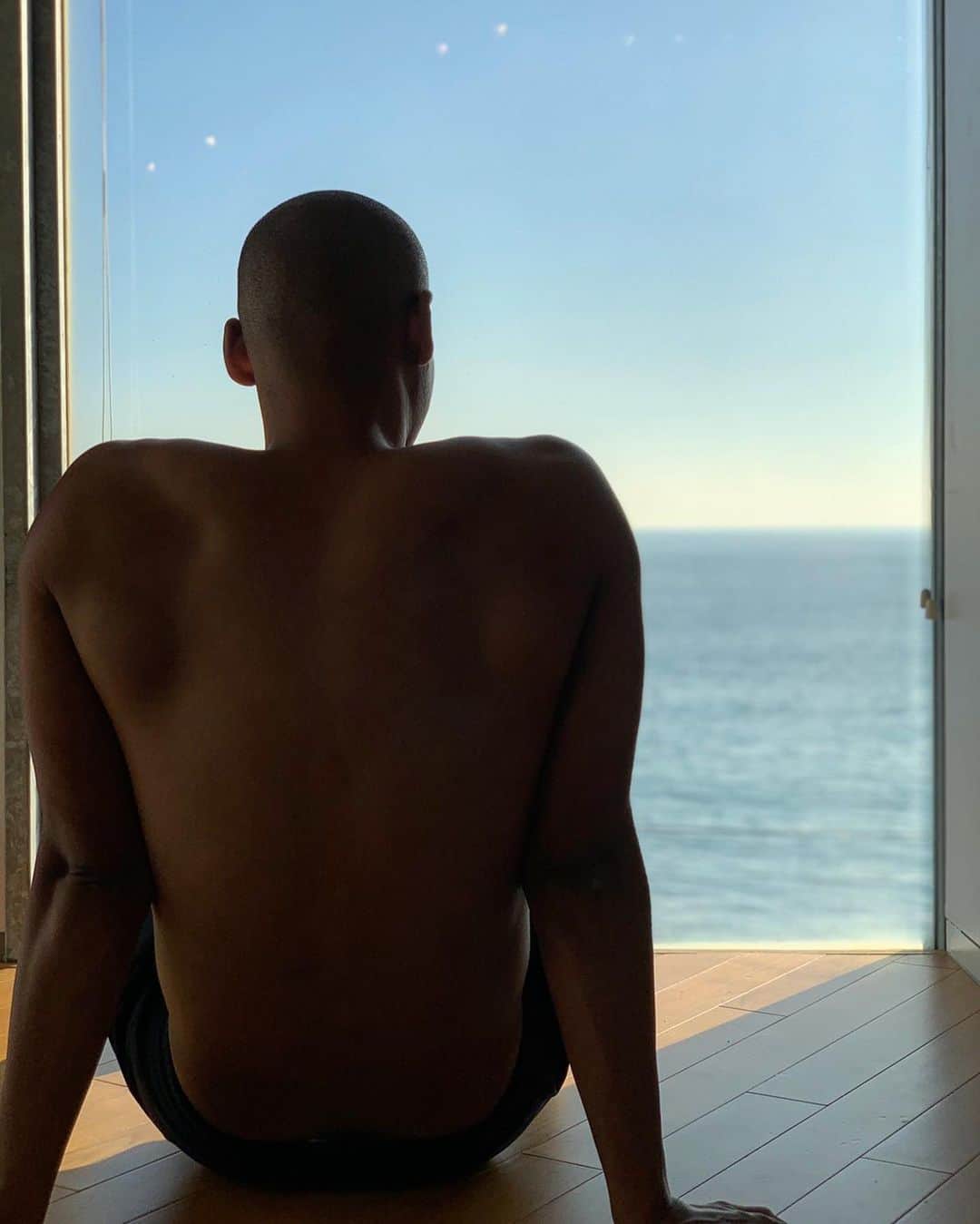 モーゼス夢のインスタグラム：「鎌倉の海に黒豹を添えて 黒豹完了レベル78% #黒豹の休日 いや撮影です #尼崎の黒豹 #アマクロ」