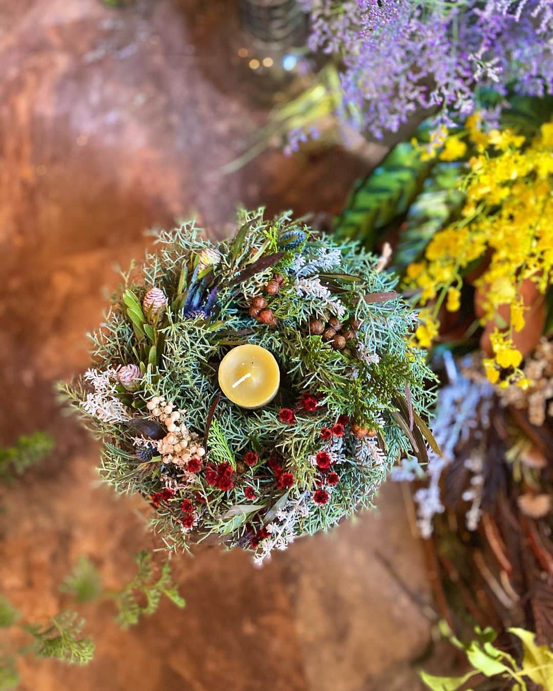 里口風子さんのインスタグラム写真 - (里口風子Instagram)「今更あげる😂 @marimariamonday のアレンジメントレッスンでつくった#クリスマスリース 🎄✨✨  なにが良いって、作るの楽しいはもちろんなんだけどベースにしたブルーアイスの香りが超良い！ リビングが永遠にナチュラルな香りで満たされていて毎日最高です。  #フラワーアレンジメント #フラワーアレンジメント教室 #フラワーアレンジメントレッスン #三軒茶屋花屋 #手作りリース #ドライフラワー #花のある暮らし #ブルーアイス #BUENO」12月7日 18時54分 - fuuu_ko0716