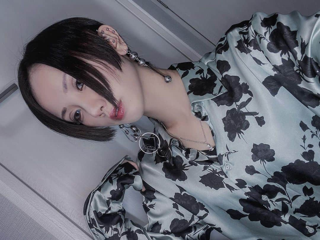 サヤカさんのインスタグラム写真 - (サヤカInstagram)「🥀 . ピアスとシャツがかわいい . #me #makeup #fashion #instagood #instalike #instafollow #hair #shorthair #nana」12月7日 18時56分 - sxlonewolf