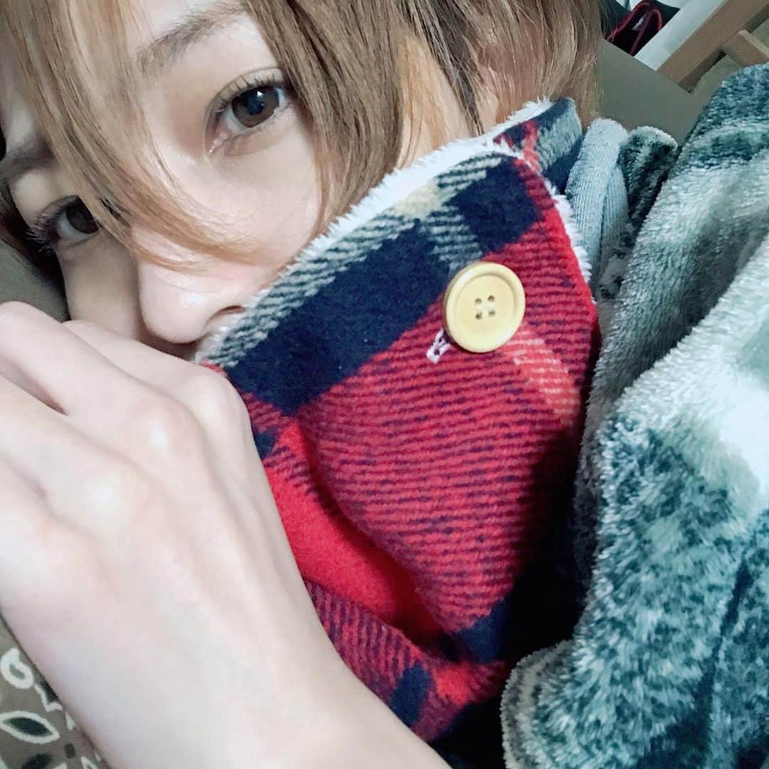 小柳歩さんのインスタグラム写真 - (小柳歩Instagram)「暖房苦手なので、家にいる時着る毛布着て、ネックウォーマーもつけてて両方チェックだからオシャレ上級者() . #おうちスタイル  #死ぬほどダサい  #夏はTシャツにパンツ」12月7日 19時01分 - koyayukoyayu