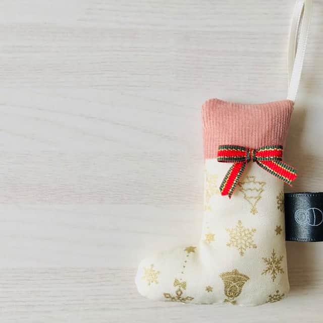 BASE（ベイス）さんのインスタグラム写真 - (BASE（ベイス）Instagram)「◇Xmas限定◇オーナメント⭐︎３色セット / RaymeDrops（@raymedrops3）  🎄 グリーン、ホワイト、レッド。 　　どの靴下にしようかな？🎅  今年は例年よりも #おうちクリスマス が 定番になりそうな予感🎶  クリスマスツリーに飾れる靴下のオーナメントを お部屋にお迎えしませんか？  ハンドメイドならではの繊細なつくりに注目。  玄関やパソコンデスクの上に ちょこんと置いておくだけでも、ほっこりしそう🤗  #baseec #baseecで販売中 #お家クリスマス #クリスマスツリー #クリスマス2020 #おうちじかん #クリスマスパーティー #オーナメント #暮らしを楽しむ #暮らしのこと #クリスマス準備 #クリスマスオーナメント」12月7日 18時57分 - baseec