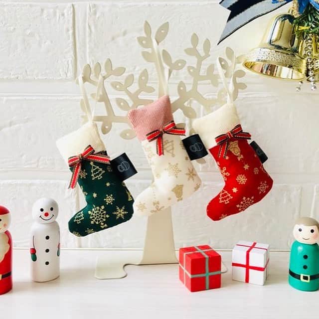 BASE（ベイス）のインスタグラム：「◇Xmas限定◇オーナメント⭐︎３色セット / RaymeDrops（@raymedrops3）  🎄 グリーン、ホワイト、レッド。 　　どの靴下にしようかな？🎅  今年は例年よりも #おうちクリスマス が 定番になりそうな予感🎶  クリスマスツリーに飾れる靴下のオーナメントを お部屋にお迎えしませんか？  ハンドメイドならではの繊細なつくりに注目。  玄関やパソコンデスクの上に ちょこんと置いておくだけでも、ほっこりしそう🤗  #baseec #baseecで販売中 #お家クリスマス #クリスマスツリー #クリスマス2020 #おうちじかん #クリスマスパーティー #オーナメント #暮らしを楽しむ #暮らしのこと #クリスマス準備 #クリスマスオーナメント」