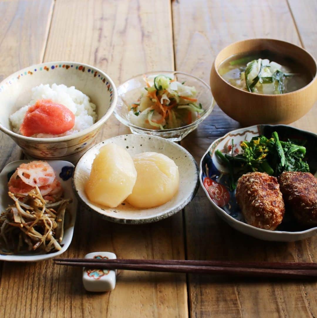 Atsukoのインスタグラム：「Today's breakfast 2020.12.07 ･ ネギ入り鶏団子汁 アスパラ菜のおひたし レンコン入りコロッケ 大根煮 ゴボウと牛肉の時雨煮 蓮根の明太和え 蕪とセロリとキュウリと人参のマリネ 明太のせごはん ･ ･ @teraoka_organic_farm  寺岡さんの有機野菜を沢山使って朝ごはん。 今回は ゴボウ、人参、ネギ、蕪を使いました。 その他にも、サラダ用水菜や、レモン、サラダ春菊、長芋、ブロッコリーなど色々はいっていたので、使うの楽しみ😋」