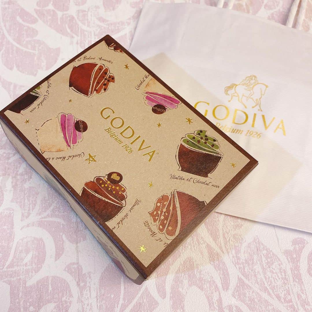 cook kafemaruのインスタグラム：「. Godivaチョコ🍫 可愛いチョコと可愛い箱に魅せられて買ってしまった。 味わって食べる❣️  #godiva#cookkafemaru#youtube#youtuber」