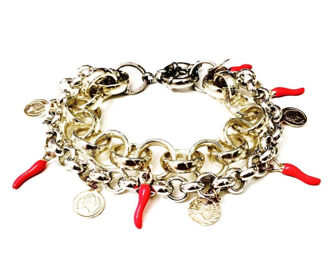 メイデンアートのインスタグラム：「Red ♥️obsession? This bracelet is for You 🌶 . Shop from the post🎁 .  #christmasgift #christmas #giftideas #gift #christmastree #birthdaygift #handmade #christmastime #christmasdecor #christmasgifts #christmaslights #gifts #christmasdecorations #christmasiscoming #merrychristmas #xmas #etsy #christmasmood #winter #christmaseve #christmasspirit #love #santaclaus #christmascountdown #christmasday #christmasgiftideas #etsyshop #christmasmagic #christmaspresent #bhfyp」