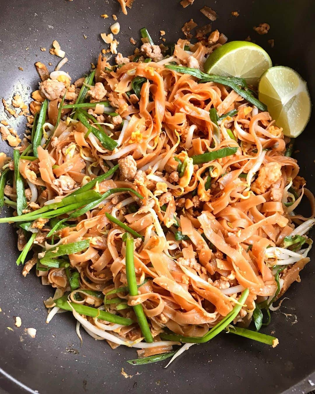 Li Tian の雑貨屋のインスタグラム：「Peanutless Minced Meat Pad Thai ~ 🐷 making do with the minimal condiments in the pantry and the dry rice noodles from @marksandspencer_sg . Tasted pretty good and makes me want to experiment more with rice noodles next time   • • • • #dairycreamkitchen #singapore #dinner #igersjp #yummy #love #sgfood #foodporn #igsg  #instafood #gourmet #beautifulcuisines #onthetable #bonappetit #cafe #f52grams #chef #feedfeed #homecook #stayhomesg #noodles #グルメ #料理 #friednoodles #padthai #thaifood」
