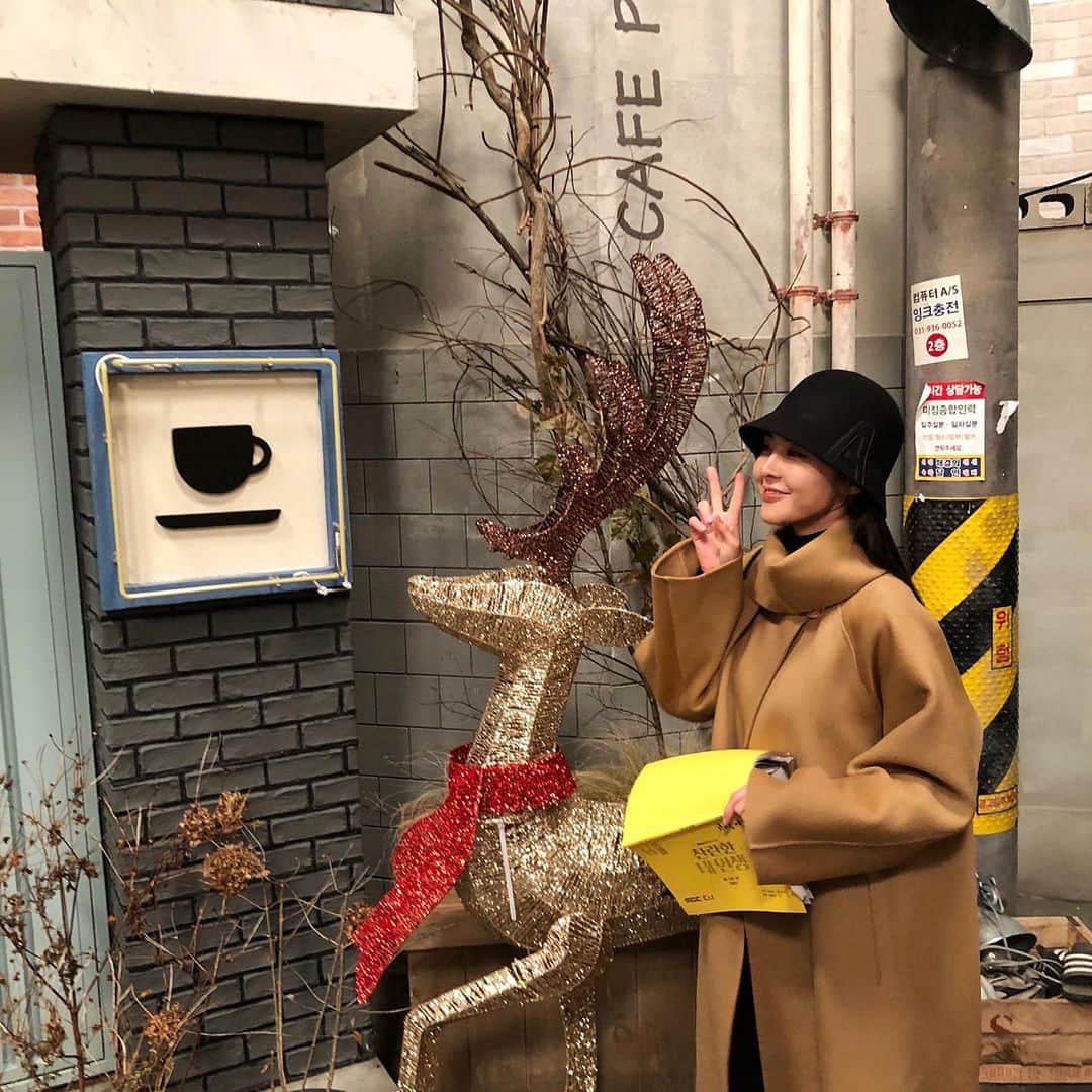 チン・イェソルのインスタグラム：「언니의 눈코입을 없애줘서고맙다 @dsm_o_o   #장난이야 ㅋㅋㅋㅋ #thanks 😘♥️ #옆으로밀어보세요」