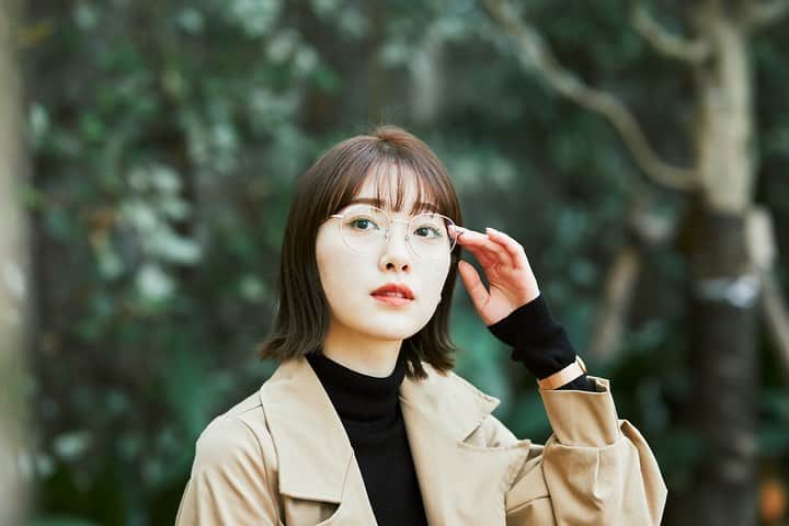 Zoff Officialのインスタグラム：「《SNAP》寒い日が増えてきた今日この頃。ちょっとレディなアウターを羽織って、新しい冬を迎える準備が始まります。 一見クラシカルなおしゃれめがねに見えるこのアイウェアは、実はUV100%カットのサングラス。レンズの透明度が高く、365日、どんなシーンでも紫外線からあなたの目を守ってくれます。  Zoff UV CLEAR SUNGLASSES (UV100%カット) ZF202G03_21E1 ￥6,050(税込) *レンズのUV反射を防止するコート加工付き  Photographer @yansukim   #Zoff #EyePerformance #クリアサングラス #UVカット #サングラス #メガネ #メガネコーデ #メガネ女子」