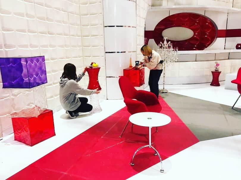 日本テレビ「おしゃれイズム」さんのインスタグラム写真 - (日本テレビ「おしゃれイズム」Instagram)「🏕 収録の裏側… りんごと梨 ぜんぜん気づかなかった ちょこちょこ小物が 変わってるんですよ。 スタッフが丁寧に セットしてるんですよ。 #おしゃれイズム #インテリア #空間デザイン」12月7日 19時11分 - oshare_clip_ntv