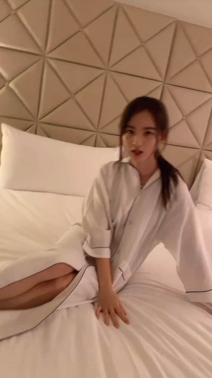 青山舞莉のインスタグラム：「switchin my #positions for you 🤍 #tiktok #arianagrande」