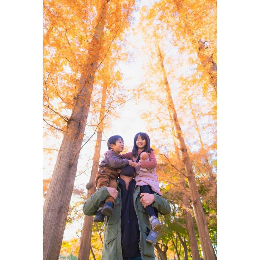 Ai.tさんのインスタグラム写真 - (Ai.tInstagram)「. 紅葉綺麗🍁 . . パパともいっぱい遊べてよかったね😍🙌 . .  #FUJIFILM #fujifilm_xseries #xt3 #今日もX日和 #tokyocameraclub #東京カメラ部 #photo #写真 #子どもの写真 #カメラ #ファインダー越しの私の世界 #何気ない瞬間を残したい #ママカメラ #RECO_ig #私の見る世界　#cuddlephoto #抱きしめたくなる写真」12月7日 19時16分 - ngs.rky.kuy