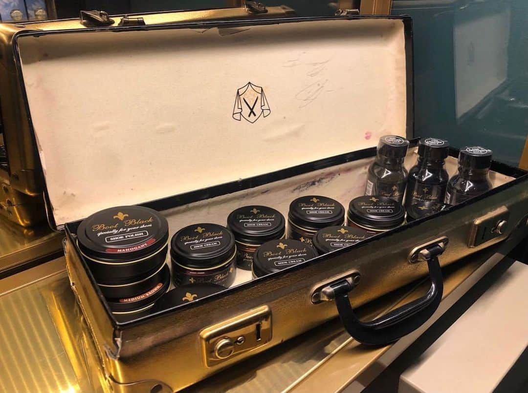 bootblack_officialさんのインスタグラム写真 - (bootblack_officialInstagram)「A golden briefcase filled with Boot Black. Photo by : @saintvacant 🇫🇮  #columbus#bootblack#shoecare#shoeshine#shoepolish#shoegazing#shoestagram#mensshoes#mensfashion#leathershoes#madeinjapan#japanmade#japan#saintvacant#finland#helsinki」12月7日 19時16分 - bootblack_official
