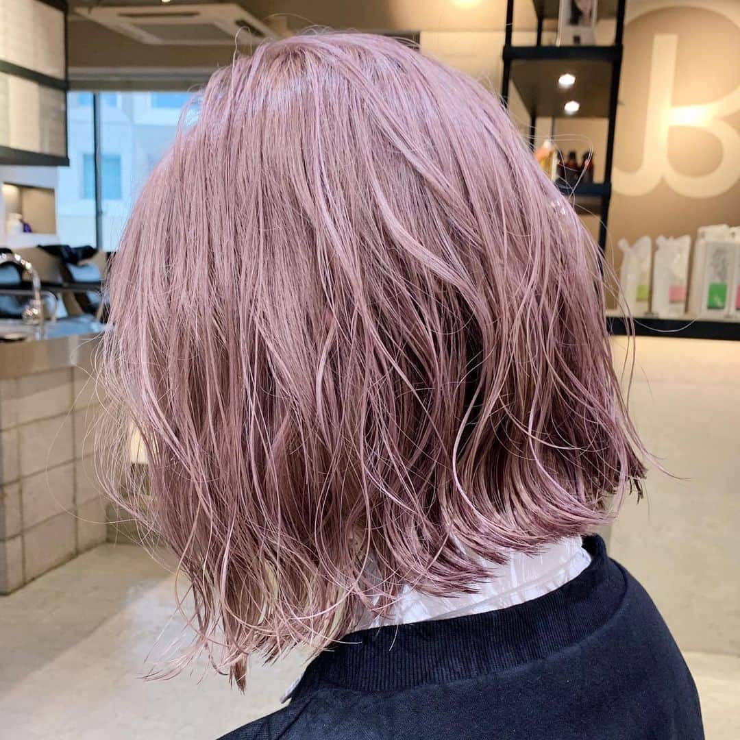 Beleza_official_instagramのインスタグラム：「・ ・ ・ ・ ご覧頂きありがとうございます😊 ・ Beleza sibuya(ベレーザ　シブヤ)スタイリストの山田京介です！ ＊ダメージレスでヘアカラーを楽しみたい！ ＊希望の色になった事がない ＊色落ちまで綺麗なカラーがしたい ＊美容院に迷ってる ＊お家でのホームケアがわからない  〜 menu 〜 ご新規の方はお得なクーポンございます！  お客様と長い付き合いが出来る様に施術を心がけております！ ○カット+カラー　【¥6,500] ○Wカラー(ブリーチ1回.カラー)　【¥11,000】 ○ハイブリーチ(ブリーチ2回.カラー)【¥17,000】 (カットはプラス3000円になります) (ブリーチメニューのみセミロング+¥1,000.ロング¥1,500いただいております)  トリートメント ○ 3stepトリートメント【¥2,000】 ○TOKIO 4step トリートメント【¥5,500】 ○TOKIO 5stepトリートメント　【¥10,000】 ＊TOKIOは全てブリーチからオンカラー前にするので 非常にダメージレスでカラーが出来るのでとってもオススメです！ ＊5step トリートメントにはホームケア付きです！ 絶対失敗したくない方は指名の方オススメしております😊 ・ ・ ・ ・ ・ ○○○○○○○○○○○○ ・ ⏰ご予約可能営業時間⏰ ・  10:00〜22:00 営業時間外やホットペッパーで✖️なところはご相談ください！ ・ ・  Beleza sibuya 東京都渋谷区神宮前6-14-19 神宮前ハッピービル9F 🏢」