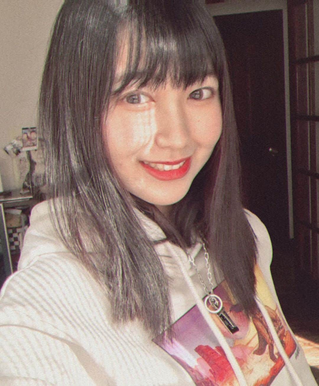 髙橋莉瑚のインスタグラム：「上手くエモい感じで撮りたかったな😞また今度撮ろ😂  関係無いけども腫瘍の摘出手術があるので頑張ります😢」