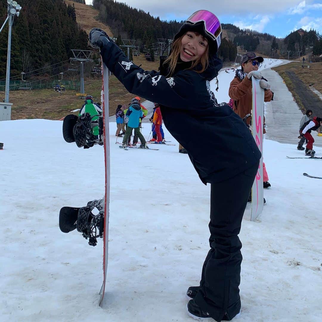 hoshinofumikaさんのインスタグラム写真 - (hoshinofumikaInstagram)「SIMS DE RIDE！🔥 第1回目の滑ろう会無事に終わりました✨ シムスユーザーさんへのイベントしたくて、だいぶ前から社長に相談して、実現したこのイベントでした！💓 ランチを食べたら終了♪ 午後は試乗！ たくさんの方にSIMS 試乗してもらって みんなすごく楽しんでて嬉しかった〜✨🔥 @sims_snowboards_jp  . #simsnowgirl #sims #simssnowboarding #snowboarding #スノーボード　#スノボ　#スノボ女子と繋がりたい  #ウィングヒルズ白鳥スノーリゾート」12月7日 19時20分 - fumika_hoshino
