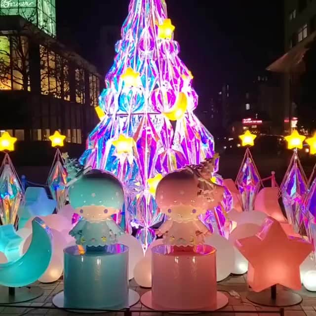 山口いく（アントワネット）のインスタグラム：「キキララ 新宿サザンテラス クリスマスイルミネーション 祝45年 #Little Twin Stars #キキララ #リトルツインスターズ」