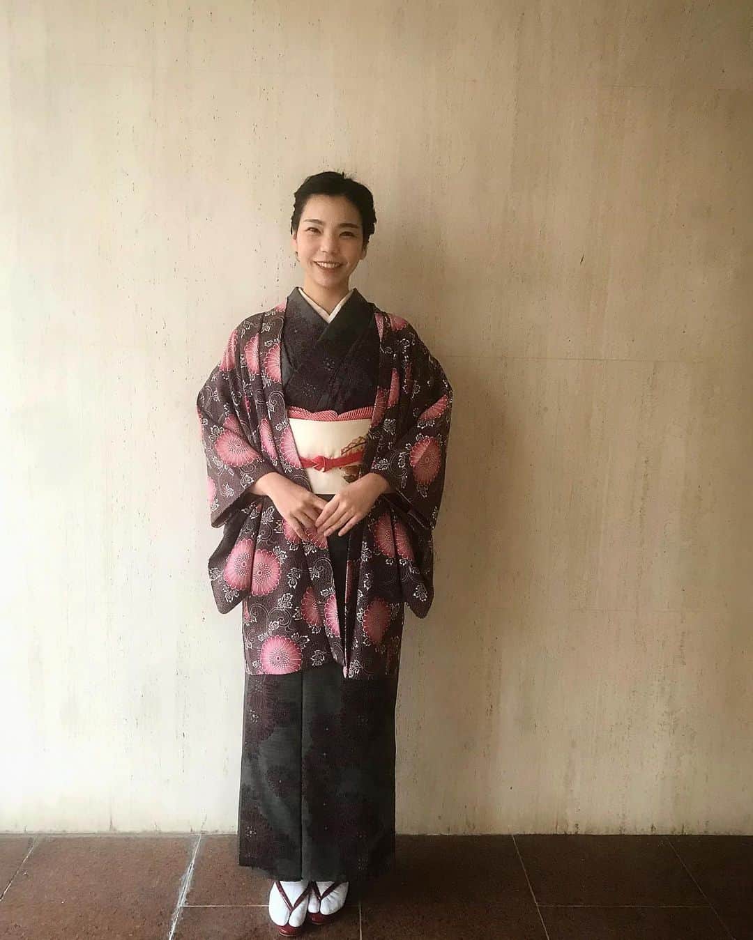 深井愛のインスタグラム：「そろそろ着たいナ、、🥰 . 完成より、一人で着る過程が好き 色んなこと思い出しながら あーでもないこーでもないとこねくり回す時間が好き . あれから11年が経つ どんなに大好きで大好きで 大好きでしょうがない人がいなくなっても 今や、本当にここに存在してたのかすら疑うくらい 脳みそは無情にも今に順応するために過去を薄めてしまう、でも 着物に袖を通すとあら不思議 間違いなくここに存在してた、 この着物を大切にしまってた、 私をずっと見てくれて、可愛がってくれた ばーばーを近くに感じることができる そんな、今の私を形成してくれた人の存在を 思い返せる時間が私は常に必要で 私が大切にしたい時間 . 結果はもとより、 それまでにどれだけの人が、どれだけの時間を、どれだけの思いで、どれだけに携わってきたか それを感じられる私でこれからもいたい . それは私の心と身体が健康でいられる理由だと気付けました✌️ . 大切に生きよ」