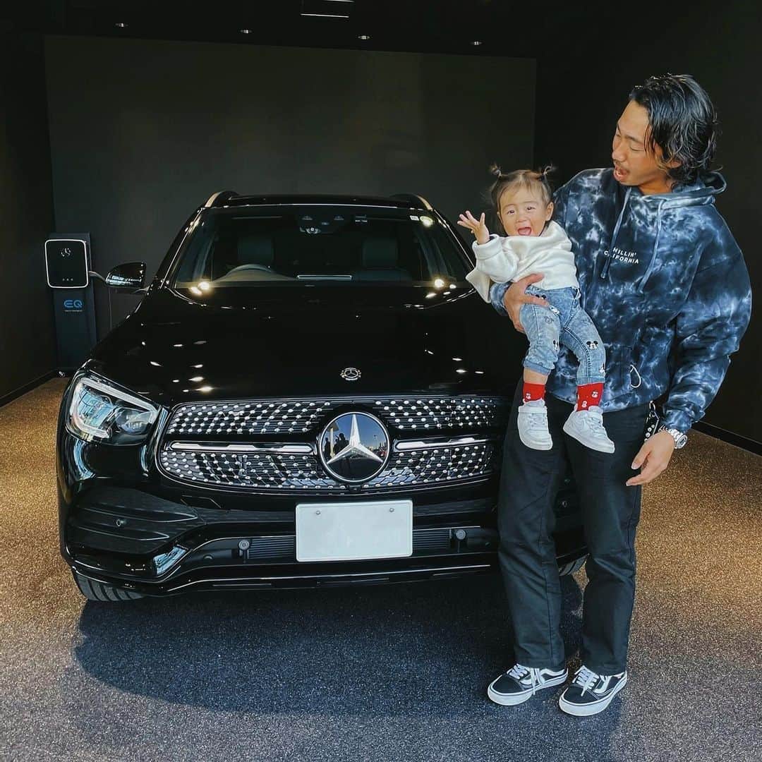 yoshiyaのインスタグラム：「2020/12/07☀️﻿ ﻿ 嫁用にSecond carを新調🚗﻿ ﻿ 息子もハイテンション👼🏾﻿ ﻿ #息子﻿ #パパ﻿ #MercedesBenz﻿ #GLC」