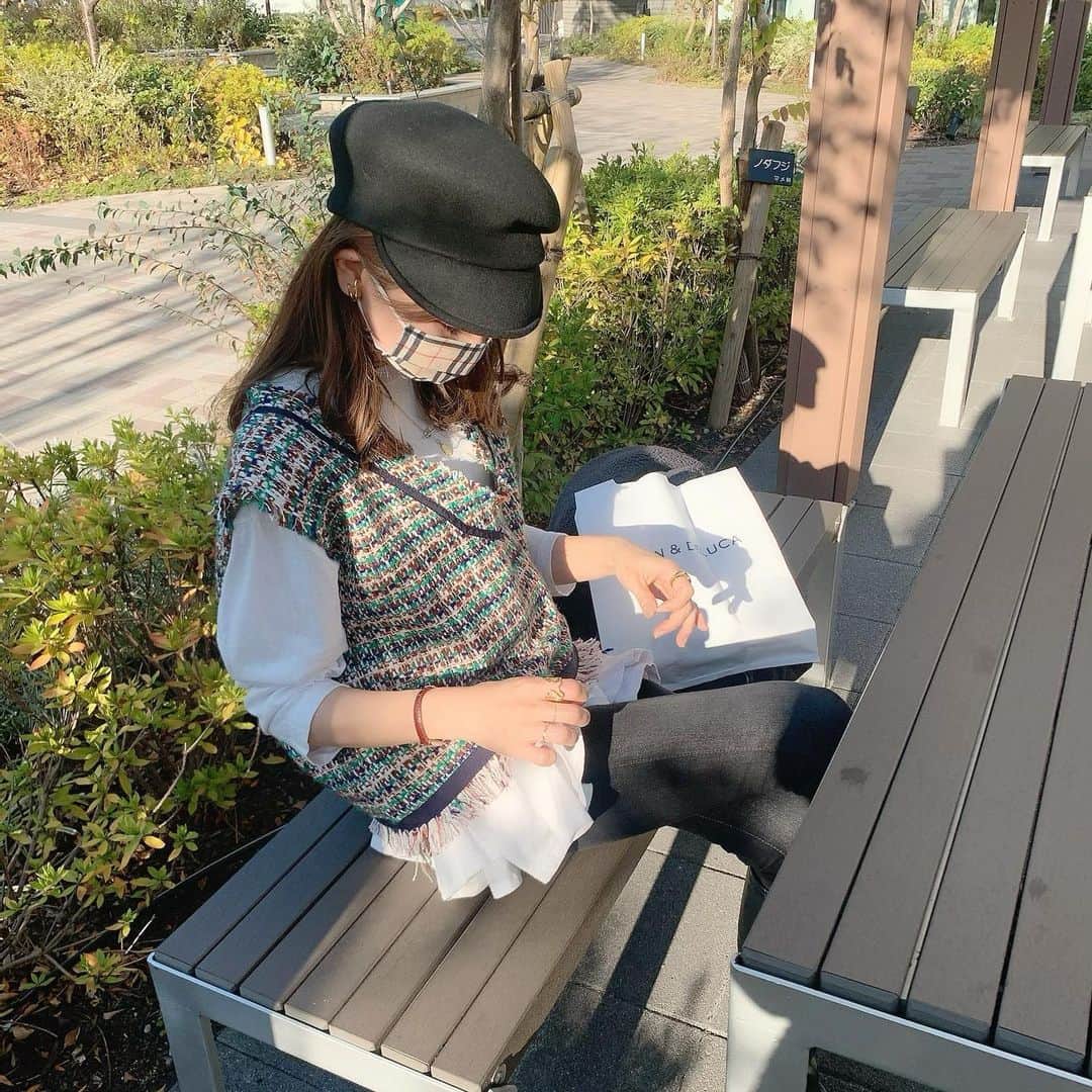 nyaachanのインスタグラム：「* お散歩day🚶‍♀️💕 お天気良くて、途中でアウター脱いだくらいあったかかった☺️ ニットベストは　@select.apricot  インナーのフリルtは　@isntshe_official  この組み合わせめためた可愛い😍 * ちなみに @select.apricot は、今このニットベストとか、他諸々SALE中ですよ~🙌 * あと、チェックのマスクもほんとによくDMもらうんですが、楽天で購入してます☺︎ トップページのlink treeの楽天ルームに載せてますよ〜🙆‍♀️ * *  #instagood#instafashon#今日の服#今日のコーデ#おしゃれさんと繋がりたい#プチプラファッション#プチプラコーデ#カジュアルコーデ#着回しコーデ#大人カジュアル#韓国ファッション#きれいめカジュアル#きれいめコーデ#ガーリーコーデ#おちびコーデ#低身長#ティアードブラウス#冬コーデ#isntshe #ca4la#キャスケット#ニットベスト#チェックマスク#おしゃれマスク」