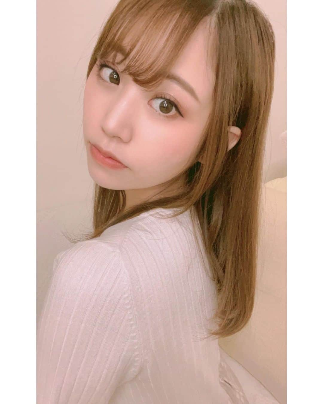 雪乃凛央さんのインスタグラム写真 - (雪乃凛央Instagram)「. おつかれさまです🕊 . 今週はレッドドラゴンよくいるよ お店にお電話で確認できます . Twitterもフォローしてね𓂃𓈒𓏸 ▷▶▷【yukino_rio_】 . #AV女優#セクシー女優#ero#cute#sexy#六本木#レッドドラゴン#キャバクラ#12月は#いっぱい出よう月間#よろしくね#髪が#肩甲骨を隠すまで#伸ばそうかな」12月7日 19時23分 - rio_ccha_